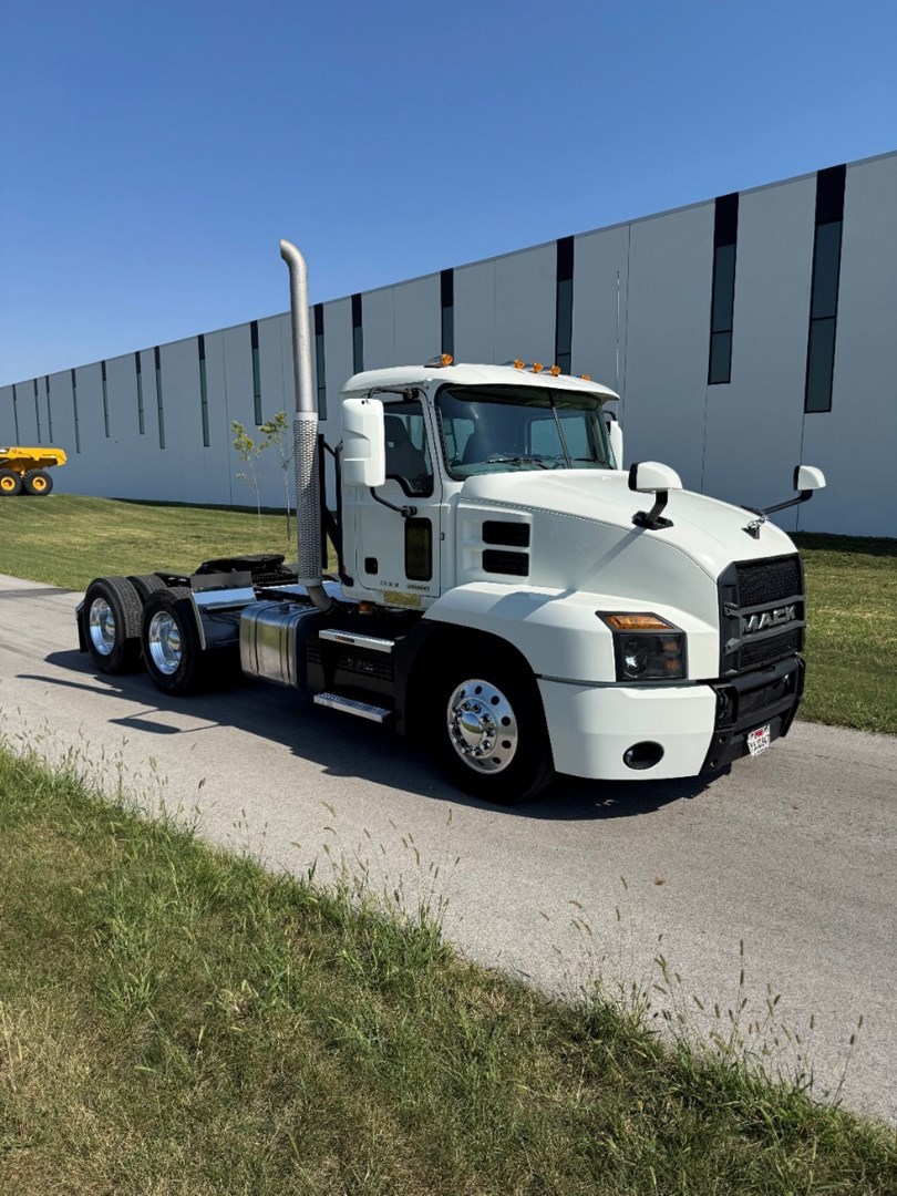 2022 MACK AN64T - USED TRUCKS DAY CAB - image 8